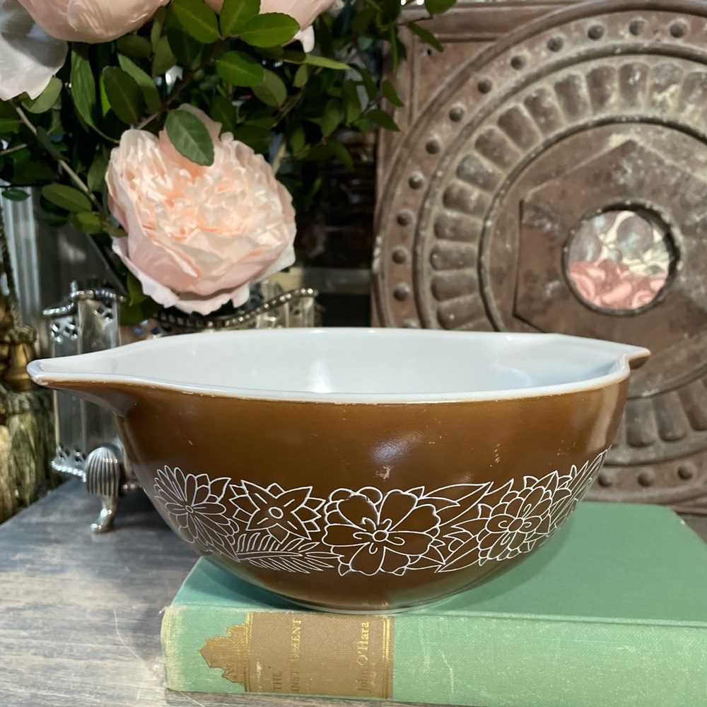 Pyrex Brown white woodland flowers mixing bowl 442